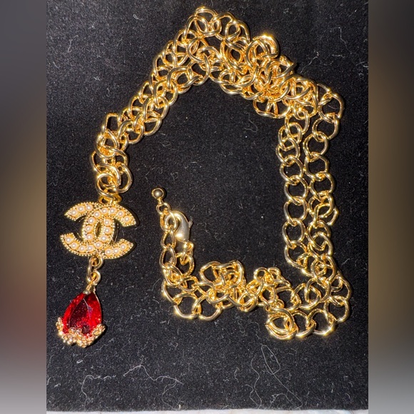 Necklace and Chanel zipper pull that adds a piece of sophistication. - Picture 3 of 3